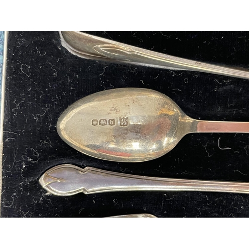 26 - A BOXED SET OF HALLMARKED SHEFFIELD SILVER COMPRISING SIX TEASPOONS AND A PAIR OF SUGAR NIPS