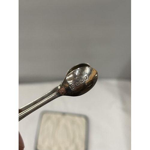 26 - A BOXED SET OF HALLMARKED SHEFFIELD SILVER COMPRISING SIX TEASPOONS AND A PAIR OF SUGAR NIPS