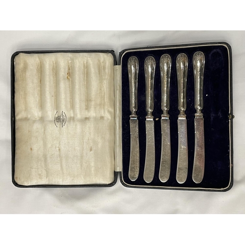 33 - FIVE HALLMARKED SHEFFIELD BUTTER KNIVES IN A PRESENTATION BOX