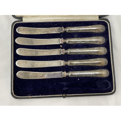 33 - FIVE HALLMARKED SHEFFIELD BUTTER KNIVES IN A PRESENTATION BOX