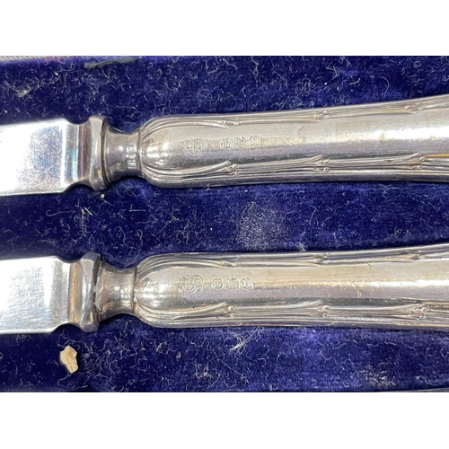 33 - FIVE HALLMARKED SHEFFIELD BUTTER KNIVES IN A PRESENTATION BOX