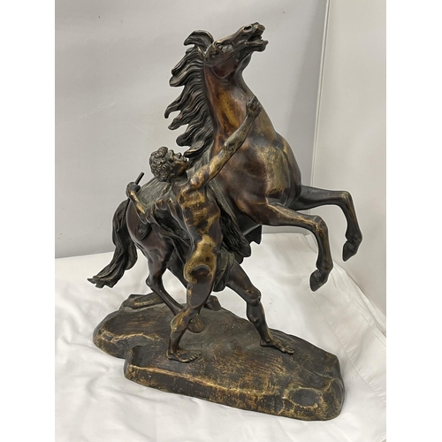 38 - A BRONZE STATUE IN THE MANNER OF GUILLAUME COUSTOU CHEVAL DE MARLY HEIGHT 50CM