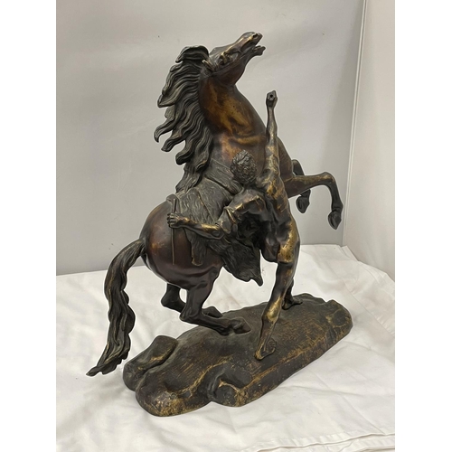 38 - A BRONZE STATUE IN THE MANNER OF GUILLAUME COUSTOU CHEVAL DE MARLY HEIGHT 50CM