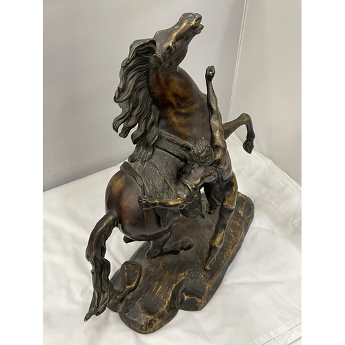 38 - A BRONZE STATUE IN THE MANNER OF GUILLAUME COUSTOU CHEVAL DE MARLY HEIGHT 50CM