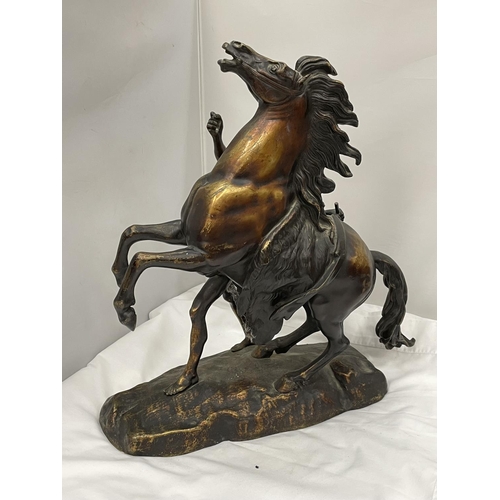 38 - A BRONZE STATUE IN THE MANNER OF GUILLAUME COUSTOU CHEVAL DE MARLY HEIGHT 50CM