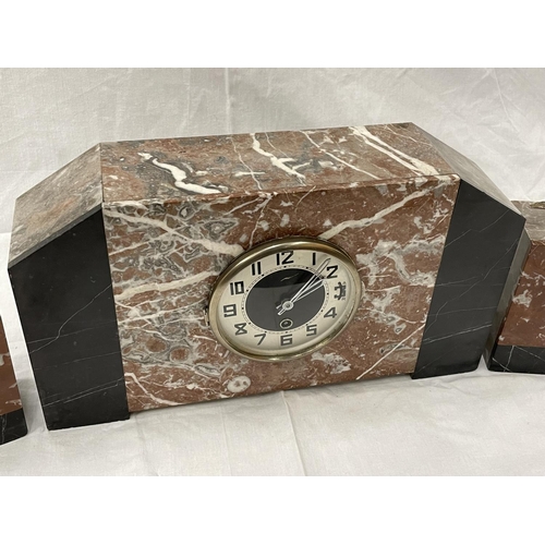 39 - A MARBLE CLOCK WITH GARNITURES IN AN ART DECO STYLE