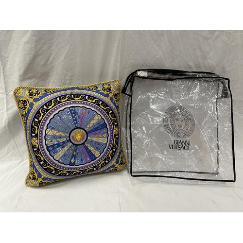 49 - A GIANNI VERSACE CUSHION DESIGN CU21SE02335 SIZE 45CM X 45CM IN ORIGINAL COVER