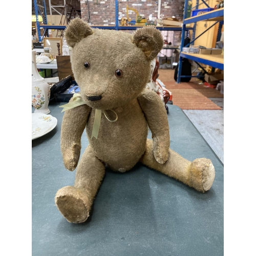 61 - A VINTAGE ARTICULATED TEDDY BEAR WITH HUMP ON BACK - HEIGHT APPROX 44CM