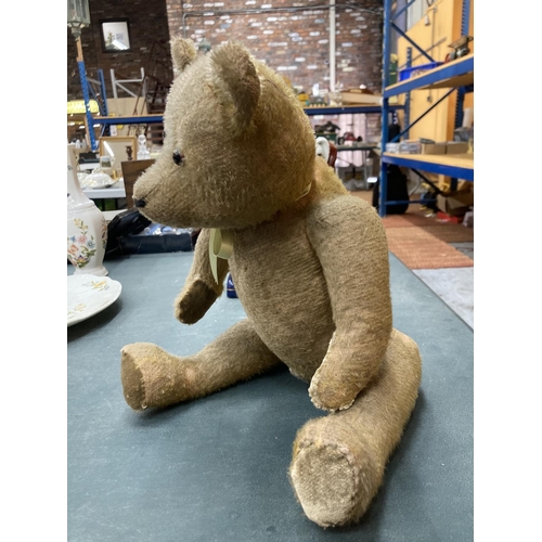 61 - A VINTAGE ARTICULATED TEDDY BEAR WITH HUMP ON BACK - HEIGHT APPROX 44CM