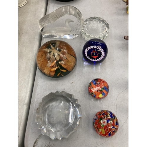 87 - SEVEN VARIOUS PAPERWEIGHTS TO INCLUDE MILLEFIORI STYLE, ETC, SOME A/F