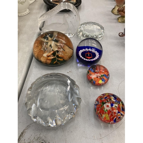 87 - SEVEN VARIOUS PAPERWEIGHTS TO INCLUDE MILLEFIORI STYLE, ETC, SOME A/F