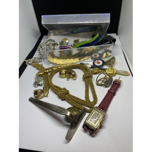 82A - A BOX CONTAINING VARIOUS COLLECTIBLE ITEMS TO INCLUDE WATCHES, KEYRINGS, BADGES, BRACLETS. BUTTONS E... 