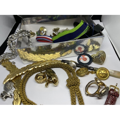 82A - A BOX CONTAINING VARIOUS COLLECTIBLE ITEMS TO INCLUDE WATCHES, KEYRINGS, BADGES, BRACLETS. BUTTONS E... 