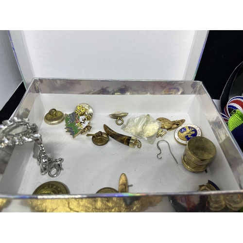 82A - A BOX CONTAINING VARIOUS COLLECTIBLE ITEMS TO INCLUDE WATCHES, KEYRINGS, BADGES, BRACLETS. BUTTONS E... 