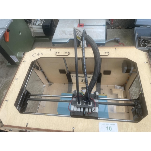 10 - THE REPLECATOR MAKERBOT 3D PRINTER NO VAT