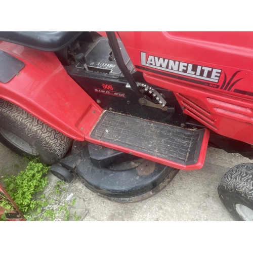 104 - AN MTD LAWNFLITE 906 RIDE ON MOWER 16.5HP 40