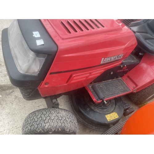 104 - AN MTD LAWNFLITE 906 RIDE ON MOWER 16.5HP 40