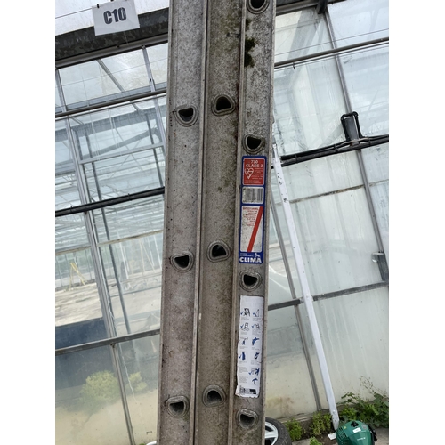 53 - AN ALUMINIUM TRIPLE EXTENDABLE 36 RUNG LADDER NO VAT