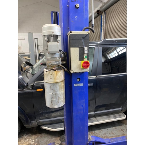 122 - A SWL 4 TONNE  BLUE TWO POST ELECTRIC/HYDRAULIC 3 PHASE APPROX 8 YEARS OLD  VEHICLE LIFT TO TO BE CO... 