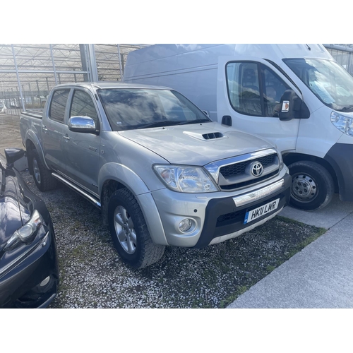 154 - TOYOTA HILUX INVINCIBLE D-4D 4X4 UTILITY  SILVER 4 DOOR 2988CC AUTOMATIC HK11LNR 100387 MILES  MOT J... 