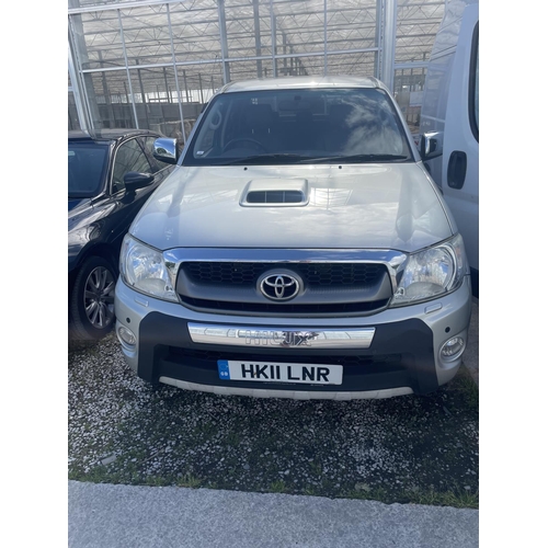 154 - TOYOTA HILUX INVINCIBLE D-4D 4X4 UTILITY  SILVER 4 DOOR 2988CC AUTOMATIC HK11LNR 100387 MILES  MOT J... 