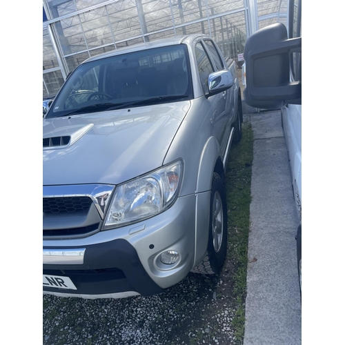 154 - TOYOTA HILUX INVINCIBLE D-4D 4X4 UTILITY  SILVER 4 DOOR 2988CC AUTOMATIC HK11LNR 100387 MILES  MOT J... 