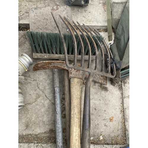 841 - GARDENING TOOLS - NO VAT