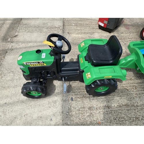 922 - GREEN PLASTIC KIDS FARM TRACTOR WITH TRAILER IN EXCELLENT CONDITION - NO VAT