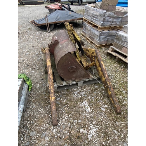 350F - FORE LOADER ARMS AND BUCKET  NO VAT