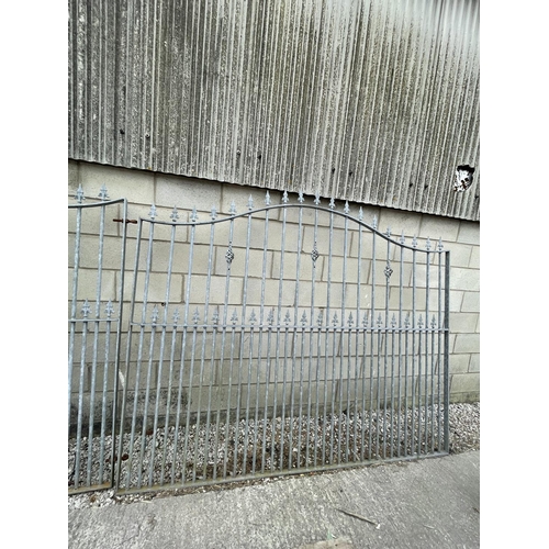 214 - A SET OF 4 GALVANISED GATES & PANELS VIZ MATCHING PAIR OF GALVANISED PANELS 8' WIDE X 6'9