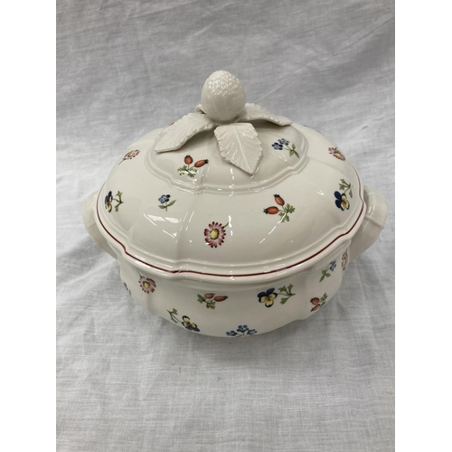 12 - A COLLECTION OF VILLEROY AND BOCH DINNERWARE TO INCLUDE DINNER PLATES, SIDE PLATES, CAKE PLATES, LAR... 