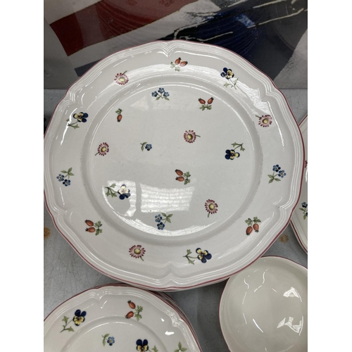12 - A COLLECTION OF VILLEROY AND BOCH DINNERWARE TO INCLUDE DINNER PLATES, SIDE PLATES, CAKE PLATES, LAR... 