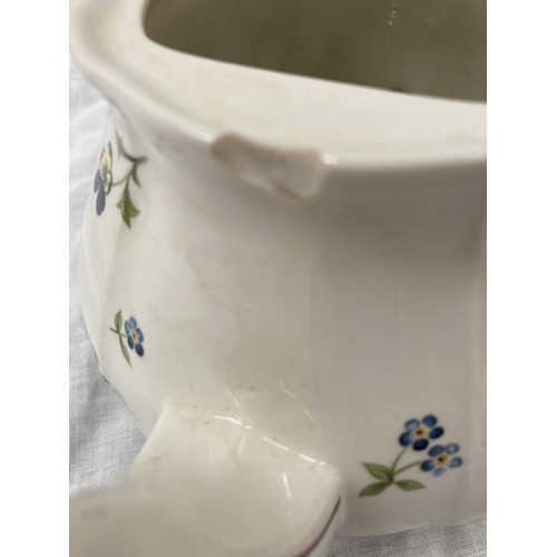 12 - A COLLECTION OF VILLEROY AND BOCH DINNERWARE TO INCLUDE DINNER PLATES, SIDE PLATES, CAKE PLATES, LAR... 