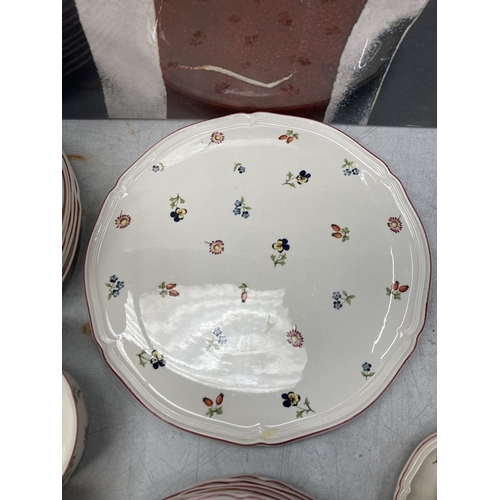 12 - A COLLECTION OF VILLEROY AND BOCH DINNERWARE TO INCLUDE DINNER PLATES, SIDE PLATES, CAKE PLATES, LAR... 