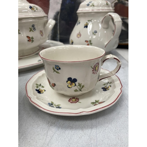 12 - A COLLECTION OF VILLEROY AND BOCH DINNERWARE TO INCLUDE DINNER PLATES, SIDE PLATES, CAKE PLATES, LAR... 