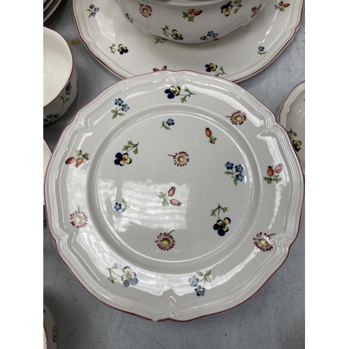 12 - A COLLECTION OF VILLEROY AND BOCH DINNERWARE TO INCLUDE DINNER PLATES, SIDE PLATES, CAKE PLATES, LAR... 