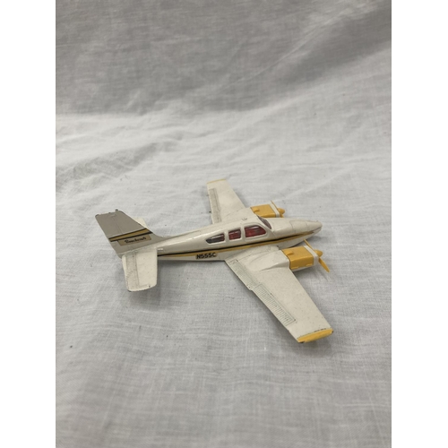 20 - A VINTAGE DINKY BEECHCRAFT C55 BARON IN ORIGINAL BOX