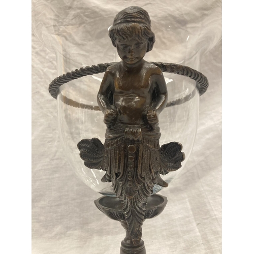 22 - A LARGE HAND BLOWN GLASS BOWL IN A BRONZE COLOURED METAL HOLDER DECORATED WITH ANGELS - HEIGHT 35CM ... 