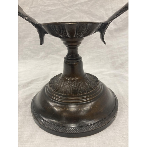 22 - A LARGE HAND BLOWN GLASS BOWL IN A BRONZE COLOURED METAL HOLDER DECORATED WITH ANGELS - HEIGHT 35CM ... 