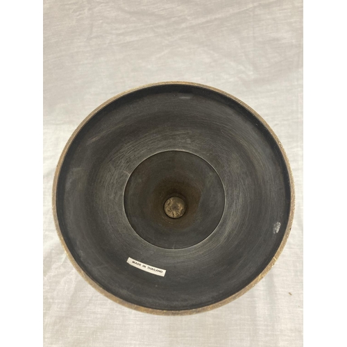 22 - A LARGE HAND BLOWN GLASS BOWL IN A BRONZE COLOURED METAL HOLDER DECORATED WITH ANGELS - HEIGHT 35CM ... 