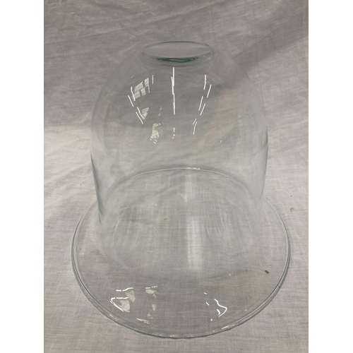 22 - A LARGE HAND BLOWN GLASS BOWL IN A BRONZE COLOURED METAL HOLDER DECORATED WITH ANGELS - HEIGHT 35CM ... 