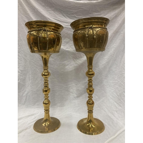 23 - A PAIR OF HEAVY BRASS PLANTERS ON RAISED BRASS BASE HEIGHT 65CM, DIAMETER 23CM