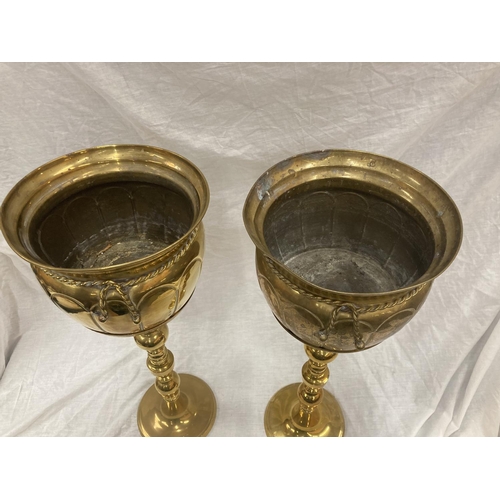23 - A PAIR OF HEAVY BRASS PLANTERS ON RAISED BRASS BASE HEIGHT 65CM, DIAMETER 23CM