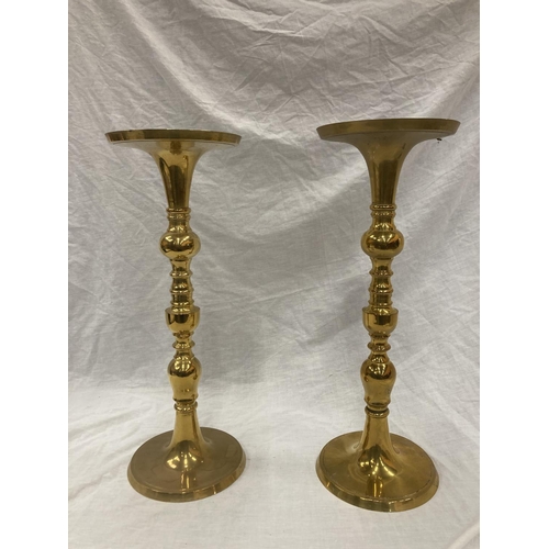23 - A PAIR OF HEAVY BRASS PLANTERS ON RAISED BRASS BASE HEIGHT 65CM, DIAMETER 23CM
