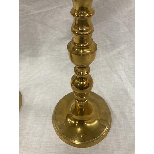 23 - A PAIR OF HEAVY BRASS PLANTERS ON RAISED BRASS BASE HEIGHT 65CM, DIAMETER 23CM
