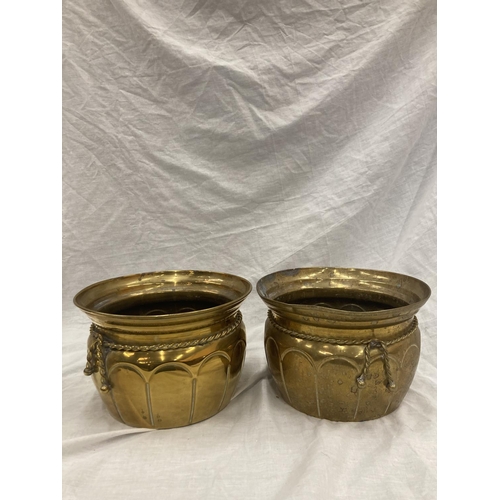 23 - A PAIR OF HEAVY BRASS PLANTERS ON RAISED BRASS BASE HEIGHT 65CM, DIAMETER 23CM