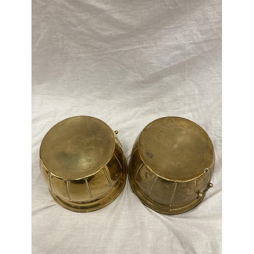 23 - A PAIR OF HEAVY BRASS PLANTERS ON RAISED BRASS BASE HEIGHT 65CM, DIAMETER 23CM