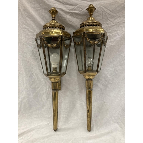 27 - A PAIR OF VINTAGE BRASS COACHING LAMPS - NOW CONVERTED TO ELECTRICITY, THE GLASS DECORATED WITH BRAS... 