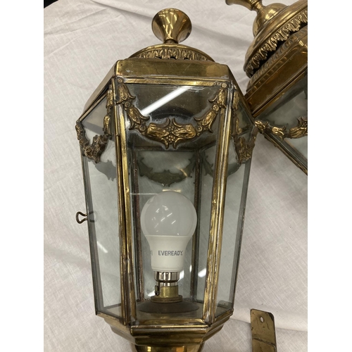 27 - A PAIR OF VINTAGE BRASS COACHING LAMPS - NOW CONVERTED TO ELECTRICITY, THE GLASS DECORATED WITH BRAS... 
