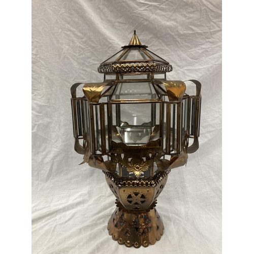 28 - A METAL AND GLASS LANTERN STYLE LIGHT IN HEXAGONAL CASING WITH A PYRAMID STYLE TOP, HEIGHT 56CM, WID... 
